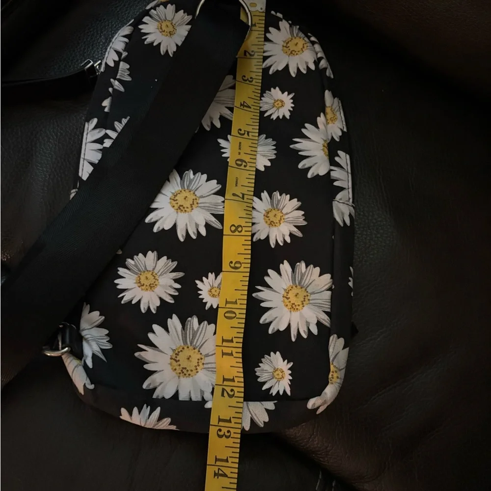 Daisy Print crossbody bag comes with gnome. - Picture 8 of 9